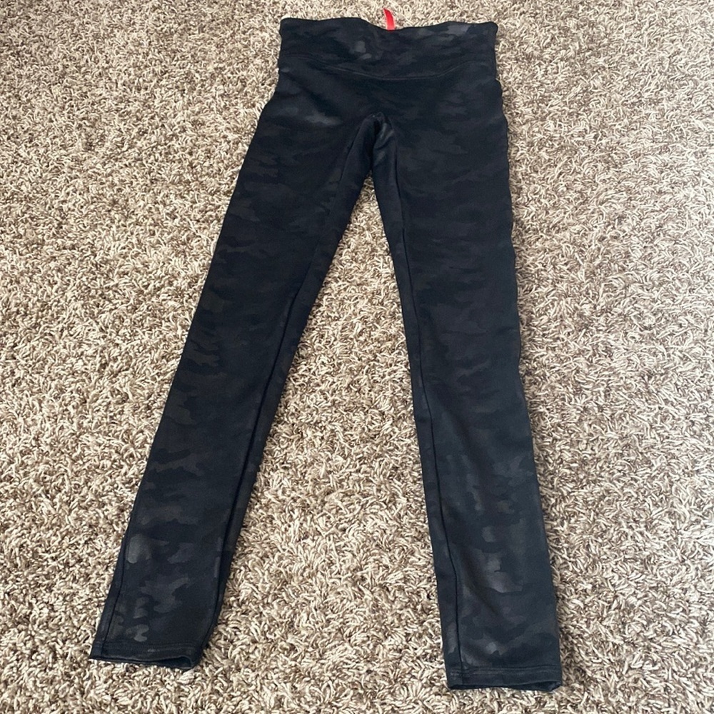 𝅺SPANX Black Camo Print Workout Leggings Small